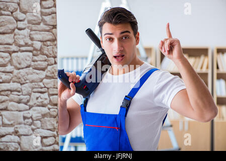 Repairman lavora con punte di foratura perforatore Foto Stock