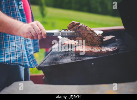 Bistecche di essere cucinati alla griglia. Foto Stock