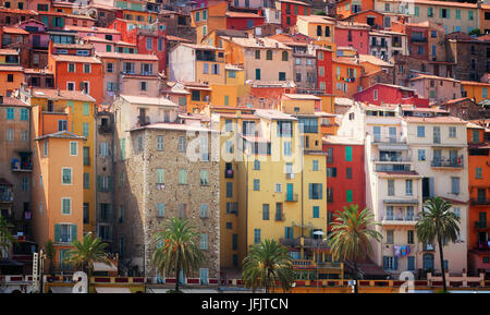 Facciate di case colorate di Mentone città vecchia, Francia, dai toni rétro Foto Stock