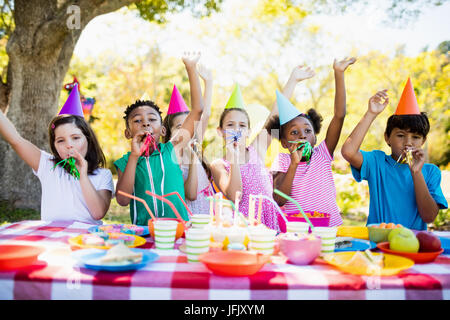 Carino bambini divertirsi durante una festa di compleanno Foto Stock