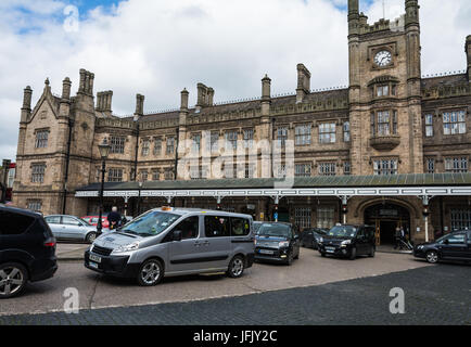 Shrewsbury stazione ferroviaria con il taxi schierate al di fuori. Un classico esempio di architettura vittoriana ed è un edificio classificato Grade II. Shropshire, Regno Unito. Foto Stock