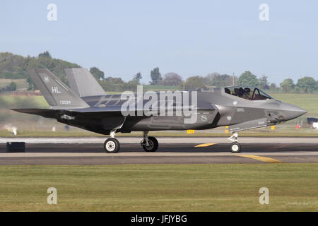 Due F-35A dalla USAF la prima distribuzione di oltremare uscire RAF Lakenheath per la Bulgaria per un giorni di implementazione. Foto Stock