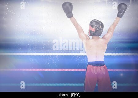 Immagine composita del boxer in posa dopo la vittoria Foto Stock