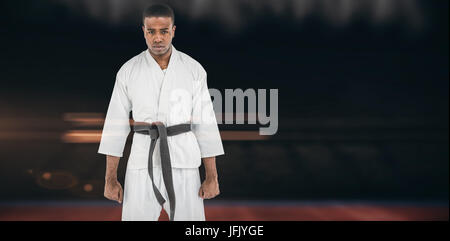 Immagine composita del ritratto di gravi karate player Foto Stock