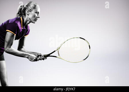 Immagine composita del giocatore di tennis giocando a tennis con una racchetta Foto Stock