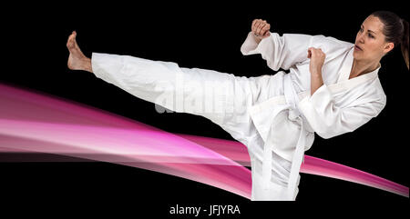 Immagine composita del fighter eseguendo il karate posizione Foto Stock