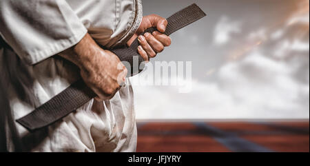 Immagine composita del fighter di serraggio della cinghia di karate Foto Stock