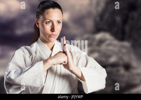 Immagine composita del combattente donna eseguendo lato salutare Foto Stock