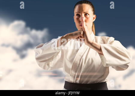 Immagine composita del combattente donna eseguendo lato salutare Foto Stock