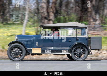 L'annata 1927 Austin 7 Chummy guida su strade di campagna vicino alla città di Birdwood, Sud Australia. Foto Stock
