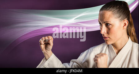 Immagine composita del combattente donna eseguendo il karate posizione Foto Stock