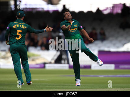 Nottinghamshire's Samit Patel (destra) celebra tenendo il paletto del Surrey Scott Borthwick durante il giorno finale di coppa a Lord's, Londra. Foto Stock