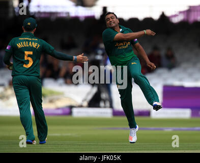 Nottinghamshire's Samit Patel (destra) celebra tenendo il paletto del Surrey Scott Borthwick durante il giorno finale di coppa a Lord's, Londra. Foto Stock