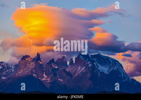 Incredibile tramonto nel parco Torres del Paine Foto Stock