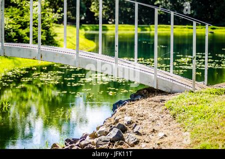 Acciaio bianco ponte sul laghetto di gasden Foto Stock