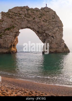 Il magificant Durdle arco della porta e la spiaggia è parte del Lulworth Station wagon e la Jurassic Coast Sito Patrimonio Mondiale Nr Lulworth Cove Dorset Regno Unito Foto Stock