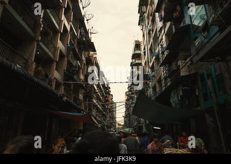 China town Edilizia e mercato di Yangon Ragoon / Città / MYANMAR Birmania Foto Stock