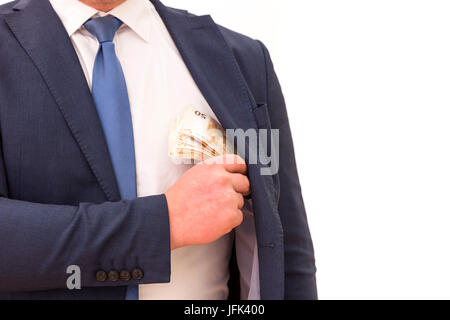 Un imprenditore di mettere le banconote in euro in tasca sul petto Foto Stock