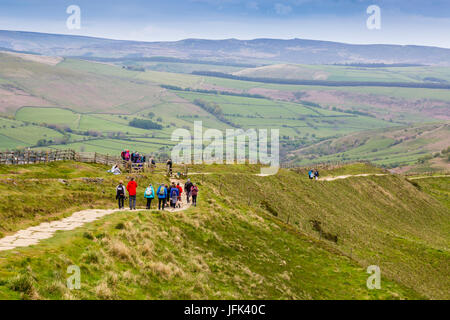 Una giornata sulla grande crinale tra Mam Tor e perdere Hill - folla di escursionisti godetevi una bella giornata di primavera il Peak District, Derbyshire, England, Regno Unito Foto Stock