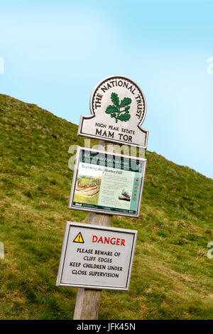 Il National Trust segno che spiega la storia della Mam Tor hill nel distretto di Peak, Derbyshire, England, Regno Unito Foto Stock