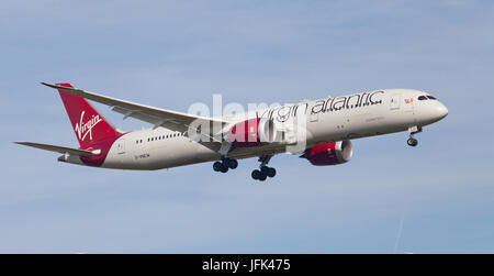 Virgin Atlantic Boeing 787 Dreamliner G-VNEW sull approccio finale all aeroporto di Heathrow LHR Foto Stock