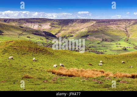 Edale villaggio con Kinder Scout al di là del Peak District, Derbyshire, England, Regno Unito Foto Stock