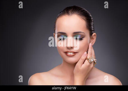 Bella donna di mostrare i suoi gioielli nel concetto di moda Foto Stock