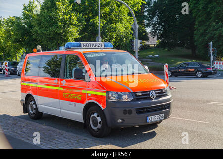 KIEL / GERMANIA - Giugno 20, 2017: tedesco medico di emergenza auto dal reparto antincendio unità su una strada. Foto Stock