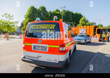 KIEL / GERMANIA - Giugno 20, 2017: tedesco medico di emergenza auto dal reparto antincendio unità su una strada. Foto Stock