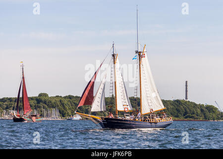 Kiel / Germania - giugno 20, 2017: una nave a vela rigidi in acqua su evento pubblico Kieler Woche. Foto Stock