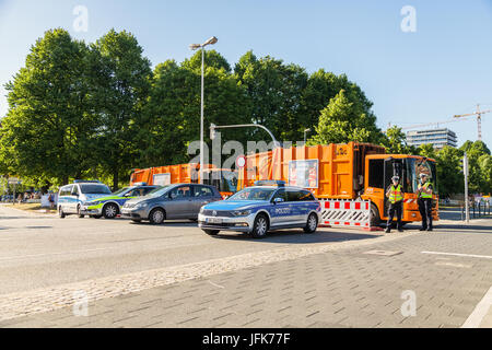 Kiel / Germania - giugno 20, 2017: i veicoli della polizia e camion della nettezza urbana sorge sulla strada nei pressi di evento pubblico Kieler Woche. Foto Stock