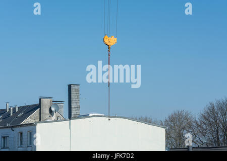 Gru da cantiere contro il cielo blu fotografato Foto Stock