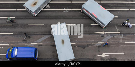 Duesseldorf, Germania. 1 Luglio, 2017. dpatop - poliziotti con pistole mitragliatrici a stare di fronte di contenitori in pista a Duesseldorf in Germania, 1 luglio 2017. Il Tour de France inizia a Duesseldorf con una gamba di partenza, un percorso circolare di 14 chilometri. Foto: Rolf Vennenbernd/dpa/Alamy Live News Foto Stock