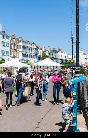 Broadstairs lungomare con stallo del mercato impostato come parte di una fiera artigianale e persone che vagano in cerca di sole splendente. Foto Stock