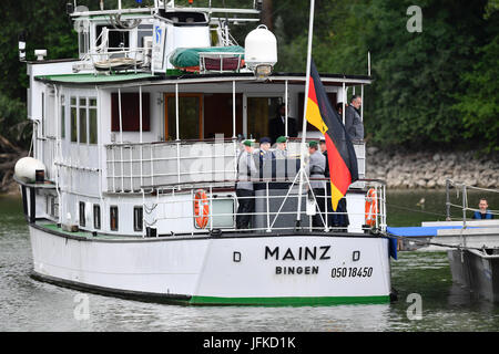 Speyer, Germania. 1 Luglio, 2017. La MS Mainz porta la bara del tardo il cancelliere Kohl sul fiume Reno da Reffenthal a Speyer, Germania, 1 luglio 2017. Kohl è deceduto il 16 giugno 2017 all'età di 87. Il cancelliere dell'unità tedesca tenutosi ufficio per 16 anni. Foto: Uwe Anspach/dpa/Alamy Live News Foto Stock