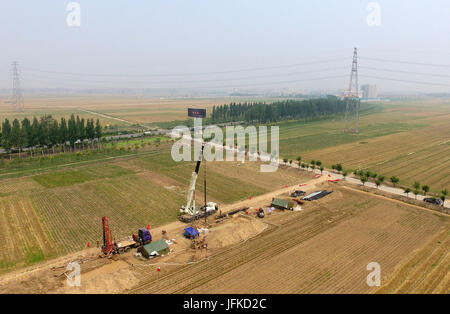 Anxin cinese nella provincia di Hebei. 1 Luglio, 2017. Esperti svolgono il servizio geologico a Dawang Township della contea di Anxin, nel nord della Cina di nella provincia di Hebei, 1 luglio 2017. Il servizio geologico ha avviato in Xiongan nuova area, una nuova zona economica vicino a Pechino. Credito: Jin Liangkuai/Xinhua/Alamy Live News Foto Stock