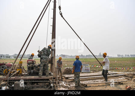 Anxin cinese nella provincia di Hebei. 1 Luglio, 2017. Esperti si campione di terreno a Dawang Township della contea di Anxin, nel nord della Cina di nella provincia di Hebei, 1 luglio 2017. Il servizio geologico ha avviato in Xiongan nuova area, una nuova zona economica vicino a Pechino. Credito: Shen Hong/Xinhua/Alamy Live News Foto Stock