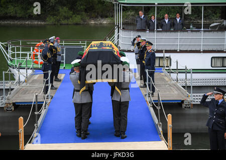 Speyer, Germania. 1 Luglio, 2017. La MS Mainz porta la bara del tardo il cancelliere Kohl sul fiume Reno da Reffenthal a Speyer, Germania, 1 luglio 2017. Kohl è deceduto il 16 giugno 2017 all'età di 87. Il cancelliere dell'unità tedesca tenutosi ufficio per 16 anni. Foto: Andreas Arnold/dpa/Alamy Live News Foto Stock