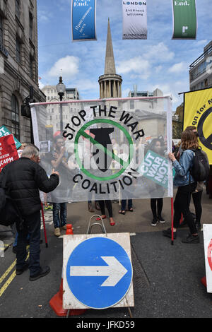 Londra, Regno Unito. Il 1 luglio 2017. Non un giorno in più, Tories fuori manifestazione nazionale a Londra centrale che ha visto la partecipazione di migliaia di manifestanti. Credito: Matteo Chattle/Alamy Live News Foto Stock