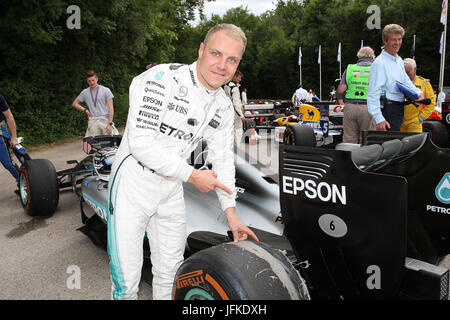 Goodwood, UK. 1 Luglio, 2017. Valtteri Bottas Mercedes corrente F1 driver punti presso il pneumatico ha appena shredded facendo burn out sulla famosa Goodwood hill climb. Credito: Malcolm Greig/Alamy Live News Foto Stock