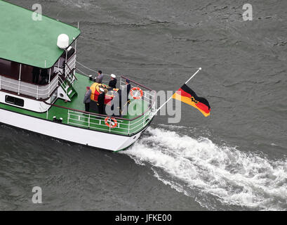 Speyer, Germania. 1 Luglio, 2017. La MS Mainz porta la bara del tardo il cancelliere Kohl sul fiume Reno da Reffenthal a Speyer, Germania, 1 luglio 2017. Kohl è deceduto il 16 giugno 2017 all'età di 87. Il cancelliere dell'unità tedesca tenutosi ufficio per 16 anni. Foto: Uli Deck/dpa/Alamy Live News Foto Stock