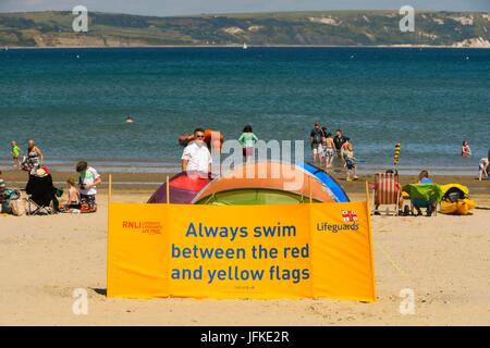 Weymouth Dorset, Regno Unito. Il 1 luglio 2017. Regno Unito - Meteo RNLI bagnini sicuro segno di nuoto sulla spiaggia in una giornata di cielo azzurro e sole caldo presso la località balneare di Weymouth nel Dorset. Photo credit: Graham Hunt/Alamy Live News Foto Stock