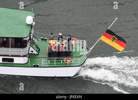 Speyer, Germania. 1 Luglio, 2017. La MS Mainz porta la bara del tardo il cancelliere Kohl sul fiume Reno da Reffenthal a Speyer, Germania, 1 luglio 2017. Kohl è deceduto il 16 giugno 2017 all'età di 87. Il cancelliere dell'unità tedesca tenutosi ufficio per 16 anni. Foto: Uli Deck/dpa/Alamy Live News Foto Stock