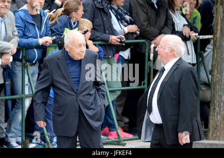 Speyer, Germania. 1 Luglio, 2017. Heiner Geissler (L), ex CDU segretario generale e ministro federale degli affari familiari, nonché Norbert Blum, ex ministro del lavoro arrivano al Pontificio requiem per il defunto ex cancelliere tedesco Helmut Kohl presso la Cattedrale di Speyer, Germania, 1 luglio 2017. Kohl è deceduto il 16 giugno 2017 all'età di 87. Il cancelliere dell'unità tedesca tenutosi ufficio per 16 anni. Foto: Roland Holschneider/dpa/Alamy Live News Foto Stock