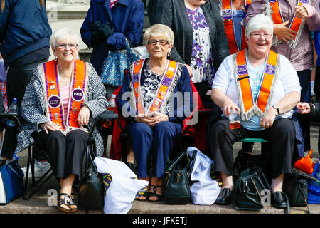 Glasgow, Scotland, Regno Unito. 1 Luglio, 2017. Più di 6000 membri del fedele Orange Lodge di tutta la Scozia, Inghilterra, Galles e Irlanda del Nord tra cui bande di flauto e sostenitori sfilavano attraverso il centro della città di Glasgow per celebrare l anniversario della battaglia del Boyne nel 1690 e i Protestanti sconfitta dell'esercito cattolica in Irlanda del Nord. Credito: Findlay/Alamy Live News Foto Stock