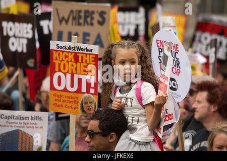 Londra, Regno Unito. 01 Luglio, 2017. Migliaia di persone non è un giorno in più, Tories fuori manifestazione nazionale nel centro di Londra. Credito: Sebastian Remme/Alamy Live News Foto Stock