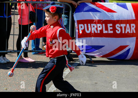 Glasgow, Scotland, Regno Unito. 1 Luglio, 2017. Più di 6000 membri del fedele Orange Lodge di tutta la Scozia, Inghilterra, Galles e Irlanda del Nord tra cui bande di flauto e sostenitori sfilavano attraverso il centro della città di Glasgow per celebrare l anniversario della battaglia del Boyne nel 1690 e i Protestanti sconfitta dell'esercito cattolica in Irlanda del Nord. Credito: Findlay/Alamy Live News Foto Stock