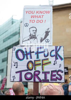 London, Regno Unito di Gran Bretagna e Irlanda del Nord. 01 Luglio, 2017. Banner a non un giorno di più conservatori, fuori la dimostrazione. Londra, Regno Unito. 01/07/2016 | Utilizzo di credito in tutto il mondo: dpa/Alamy Live News Foto Stock