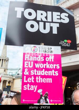 London, Regno Unito di Gran Bretagna e Irlanda del Nord. 01 Luglio, 2017. Banner a non un giorno di più conservatori, fuori la dimostrazione. Londra, Regno Unito. 01/07/2016 | Utilizzo di credito in tutto il mondo: dpa/Alamy Live News Foto Stock