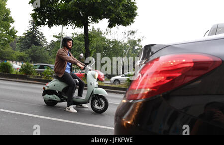 Berlino, Germania. Il 29 giugno, 2017. Una persona che aziona uno scooter dalla mobilità avvia 'Unu" di Berlino, Germania, 29 giugno 2017. Unu motori è uno del mondo fast rising orientata marca di start up, secondo uno studio di consulenza del marchio. Essi sono così uno dei "breccia Marche". I berlinesi sono stati la produzione di scooter elettronico fin dal 2014. La start up ha iniziato a espandersi in altri paesi europei nel 2016 Foto: Jens Kalaene/dpa-Zentralbild/ZB/dpa/Alamy Live News Foto Stock